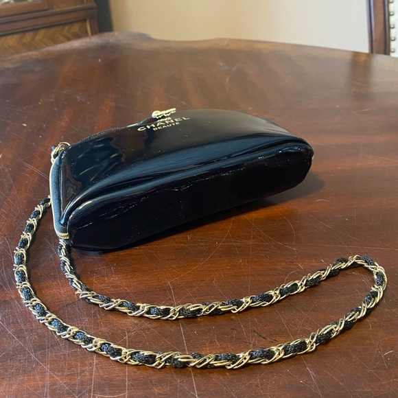 Chanel Beauté Glossy Black and Gold Cosmetic Bag - Picture 5 of 14